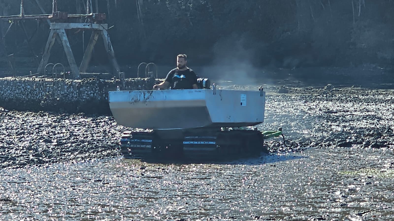 Arado do sustrato co vehículo marisqueiro da entidade