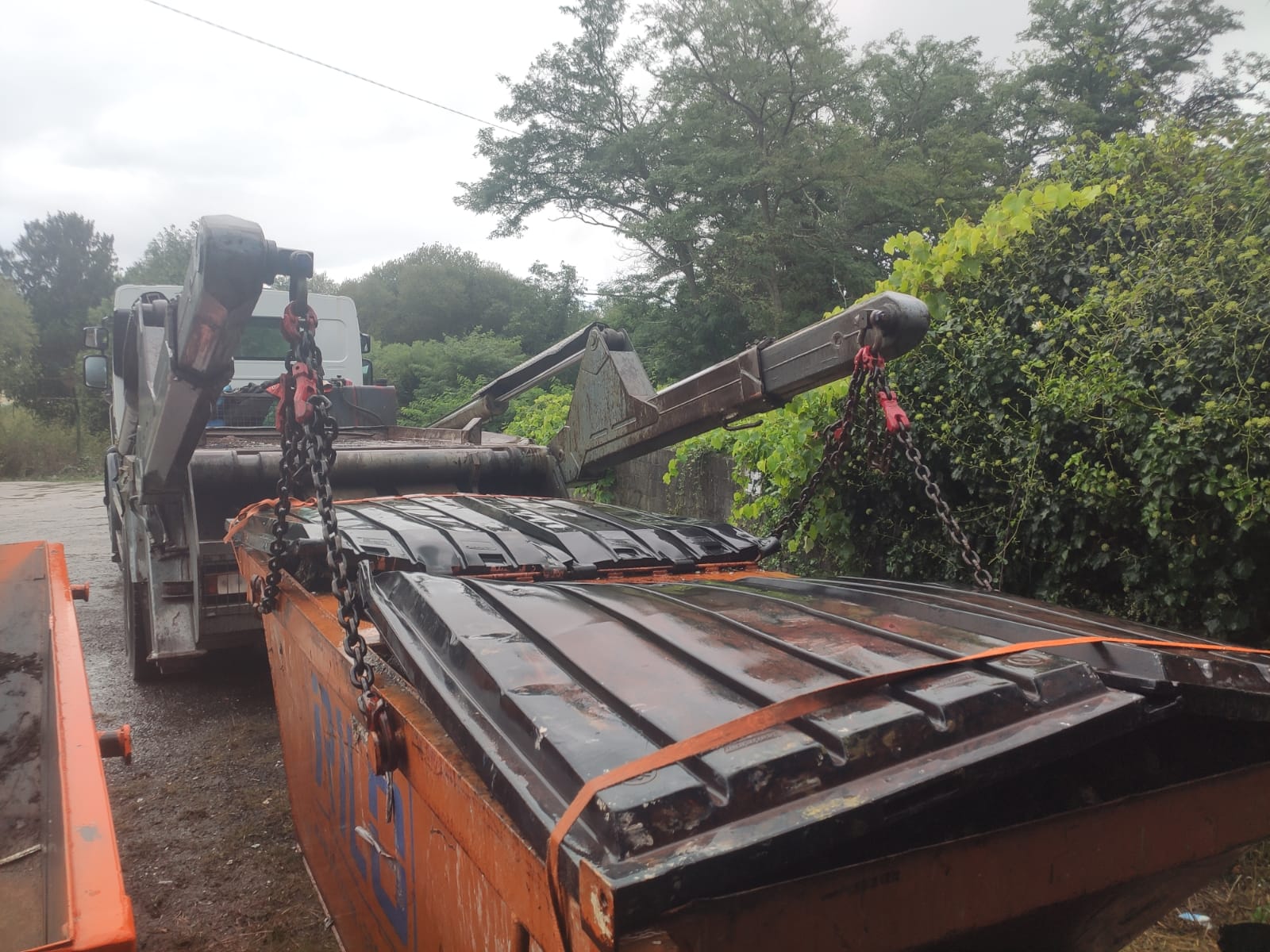 Contenedor cheo sendo retirado