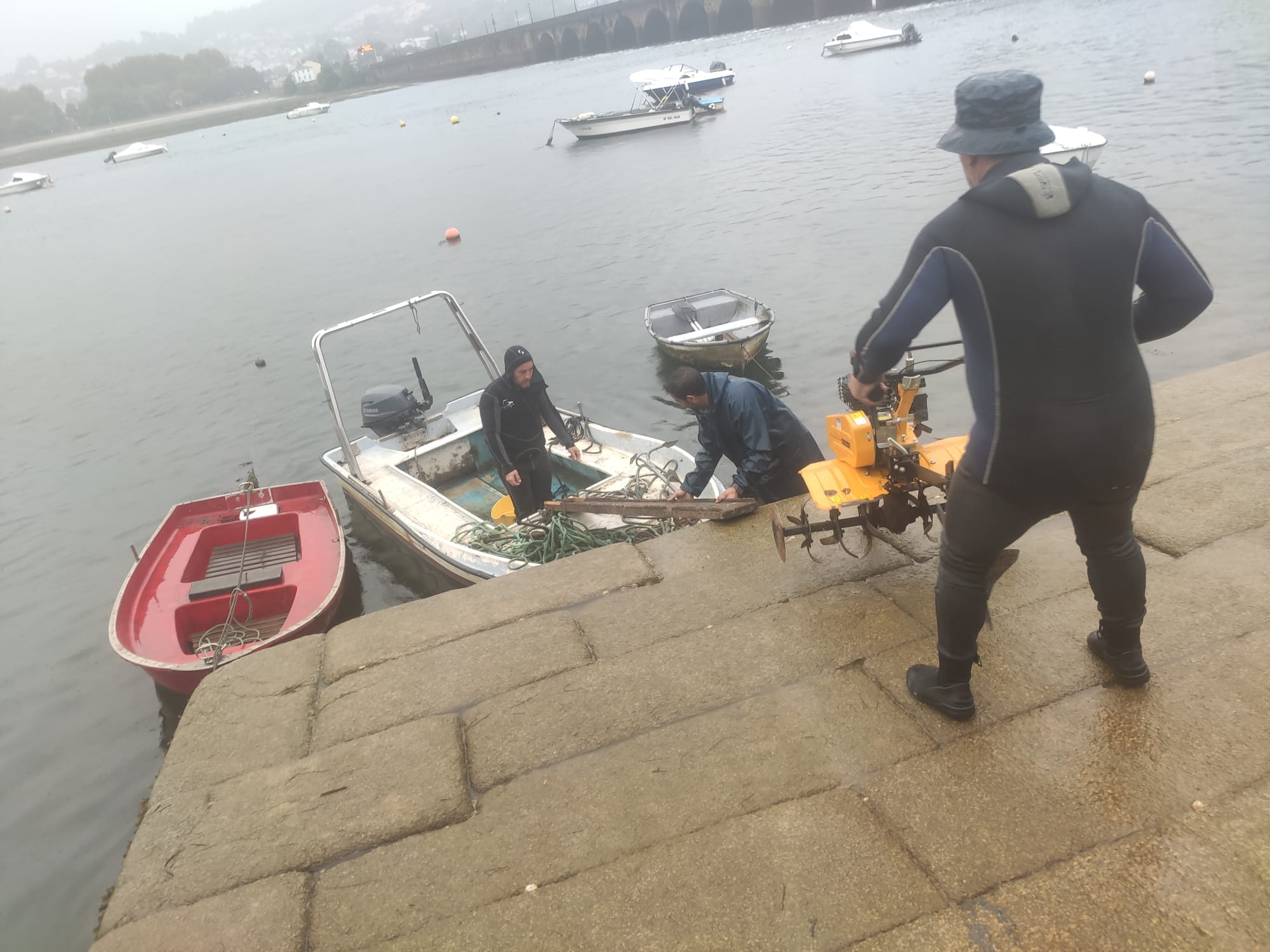 Carga do motocultor na lancha