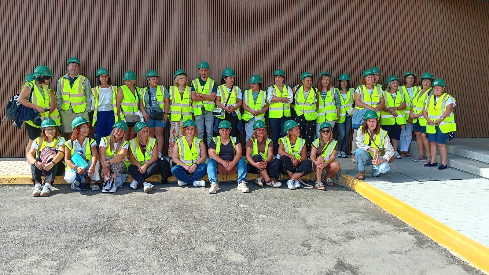 O 4 de setembro as mariscadoras e mariscadores da Confraría de Vilaboa realizaron unha visita ás instalacións de SOGAMA co obxectivo de comprender as distintas fases do proceso de tratamento dos residuos urbanos, desde a súa recepción ata a súa reciclaxe ou recuperación enerxética.